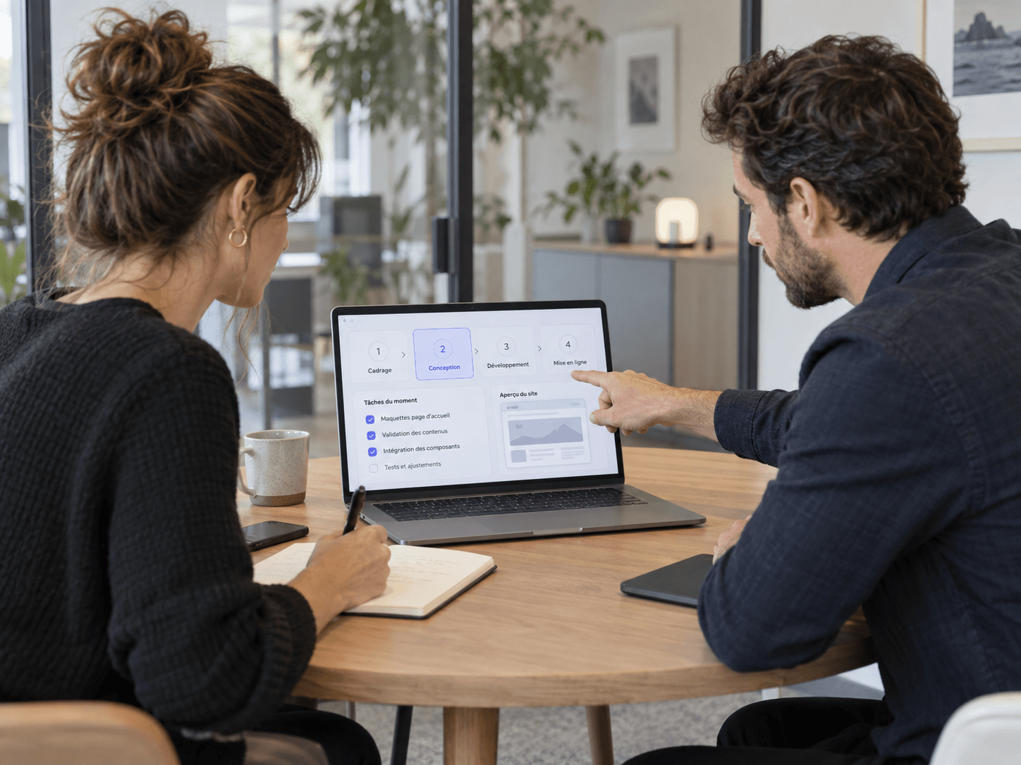 Équipe examinant les étapes d'un projet digital à Toulouse